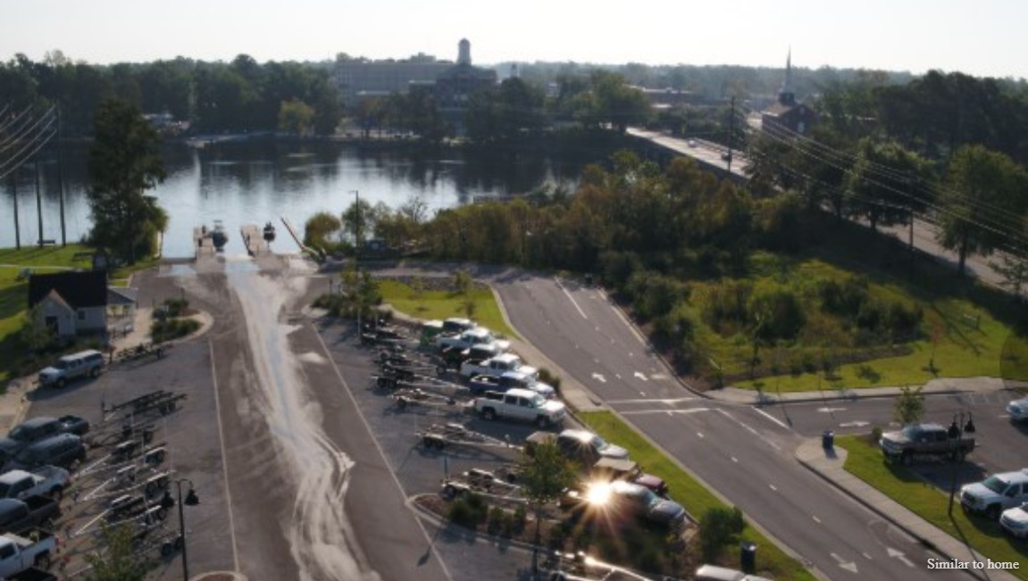 Merchant Point is within minutes of beautiful North Carolina beaches, shopping, banks, churches, public golf courses and much more, all surrounded by the natural beauty that has been so well preserved.