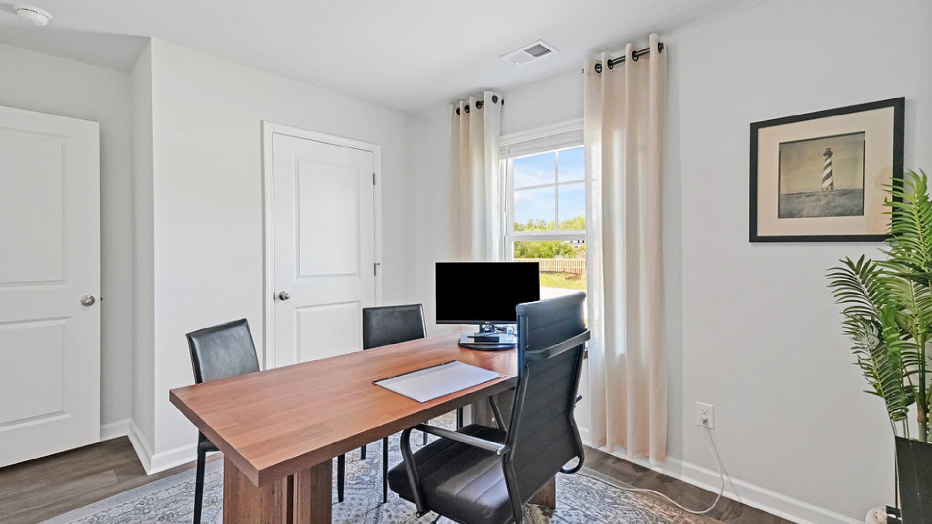 At the front are two guest bedrooms and a full bathroom, perfect for visitors or a home office. T