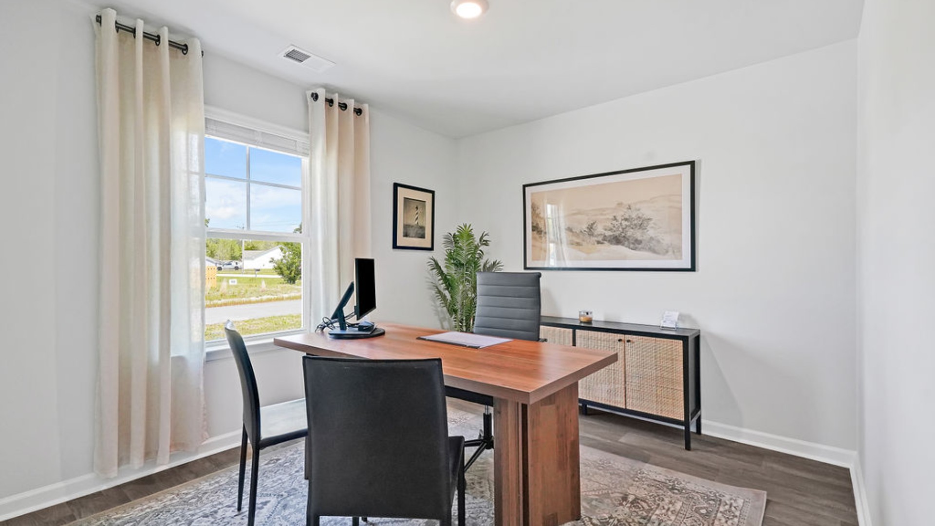 At the front are two guest bedrooms and a full bathroom, perfect for visitors or a home office. T