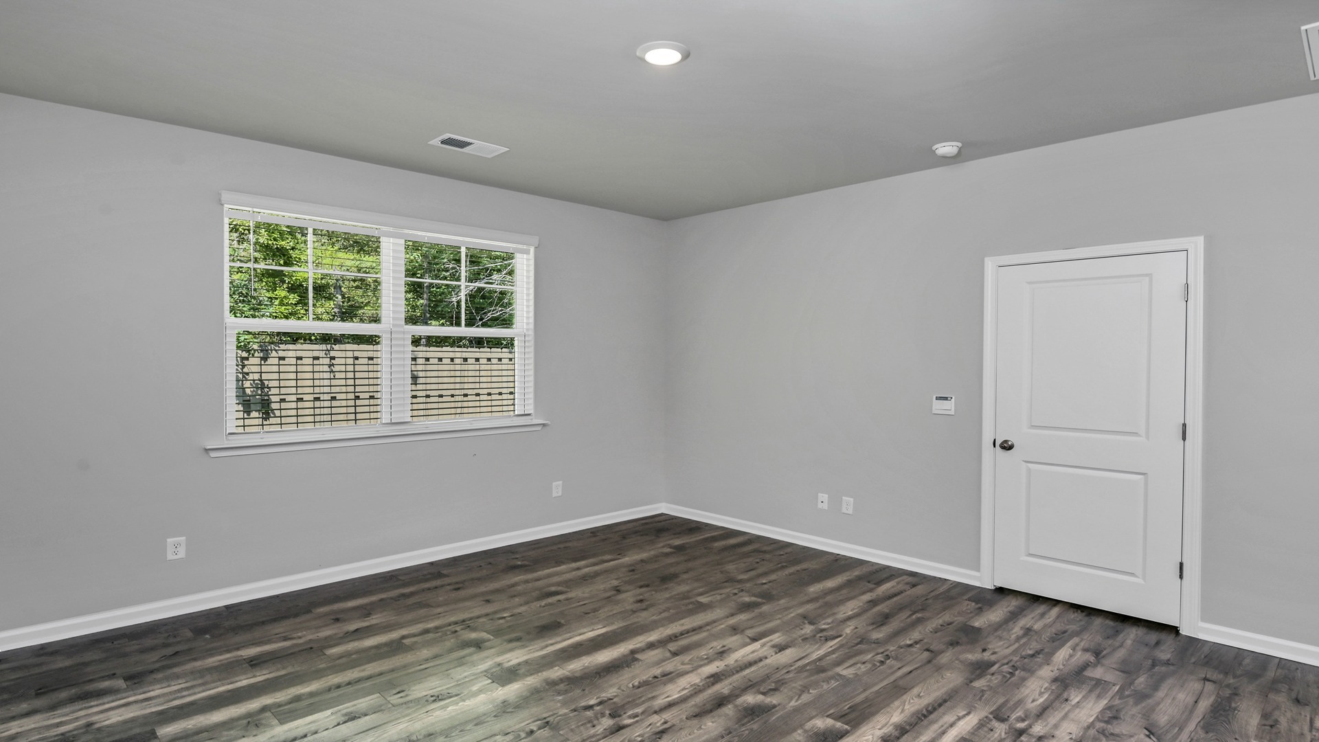 Natural light from window facing the backyard in the primary suite