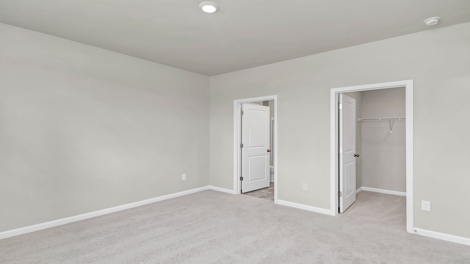 Access to en-suite bathroom and walk-in closet