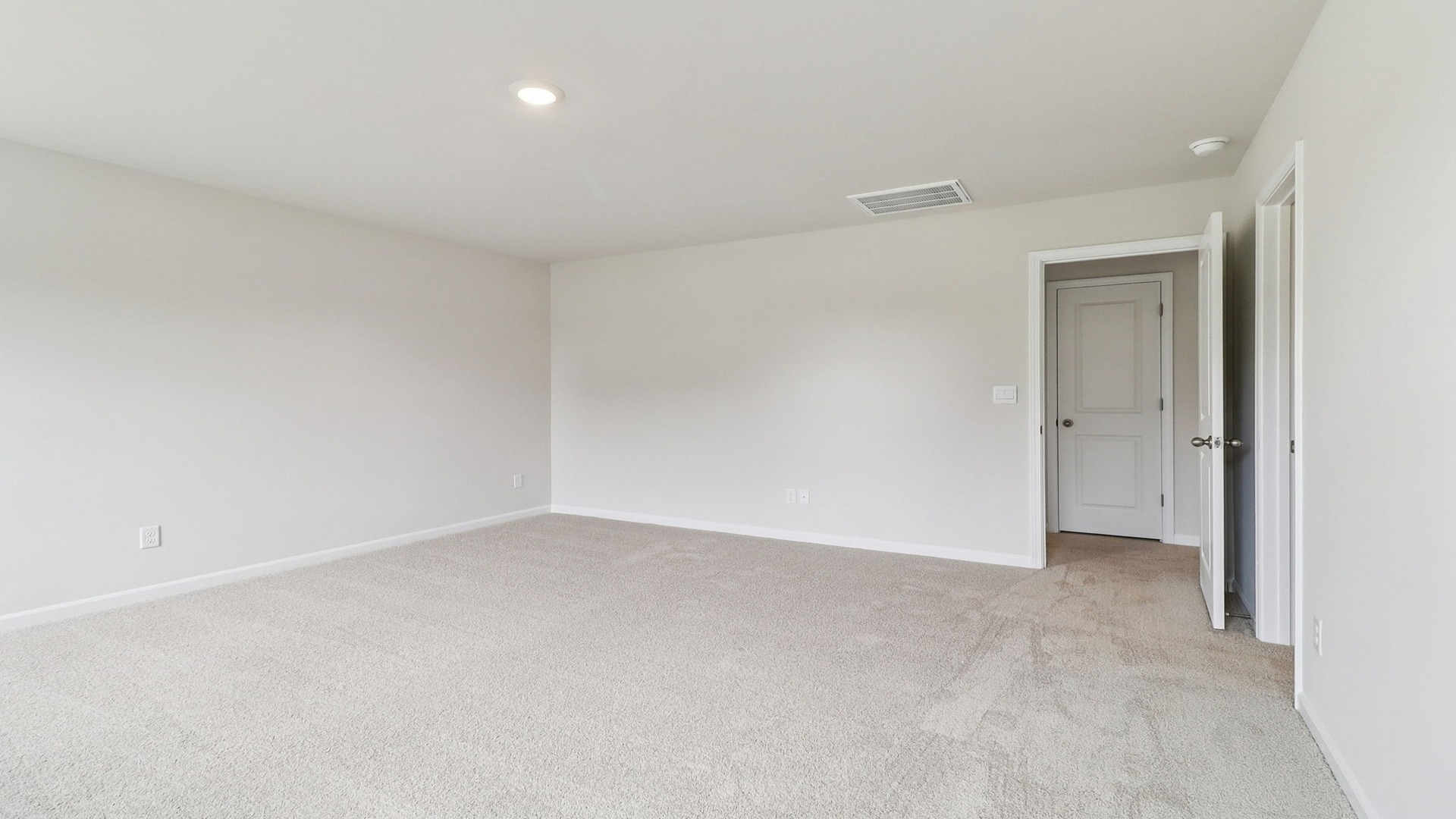 Carpet flooring in the primary bedroom