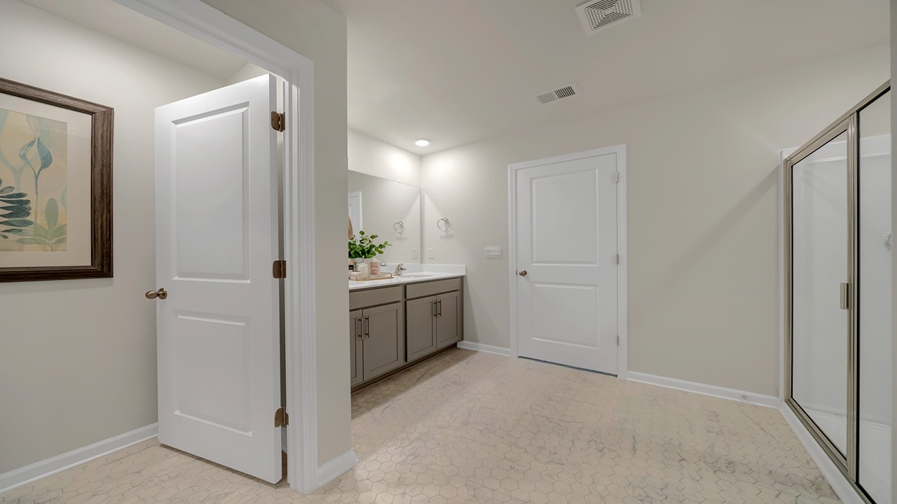 Large en-suite bathroom