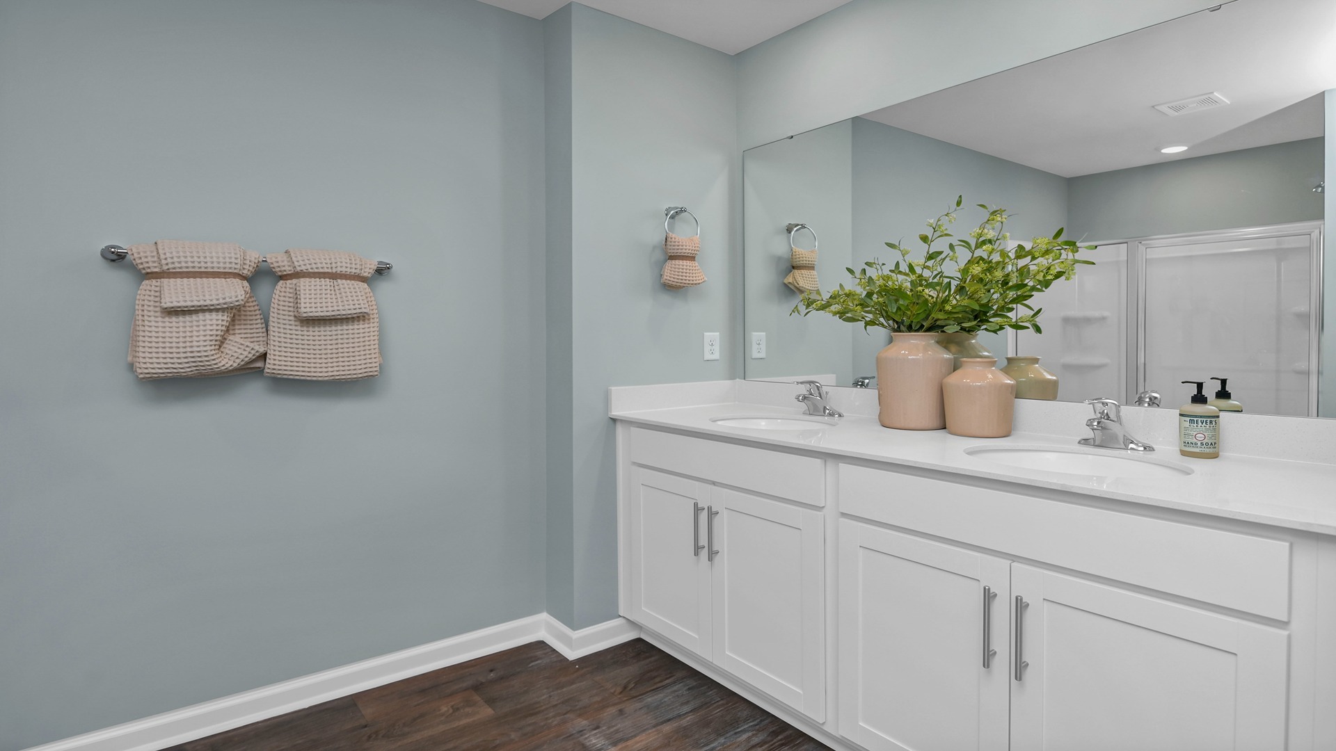 Double primary vanity with quartz countertops