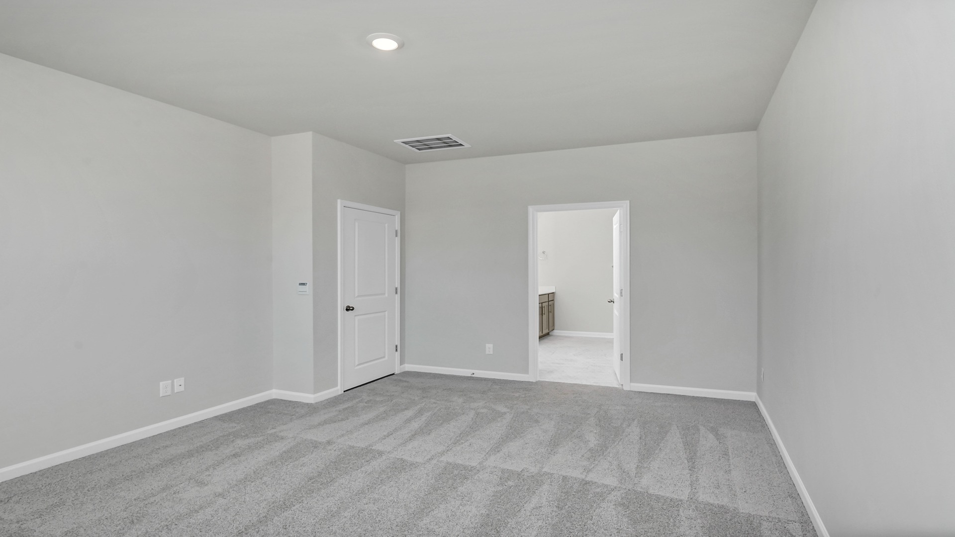 Direct access to en-suite primary bathroom and walk-in closet