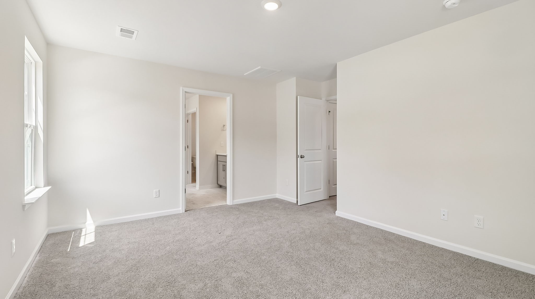 Direct access to en-suite bathroom and closet from primary bedroom