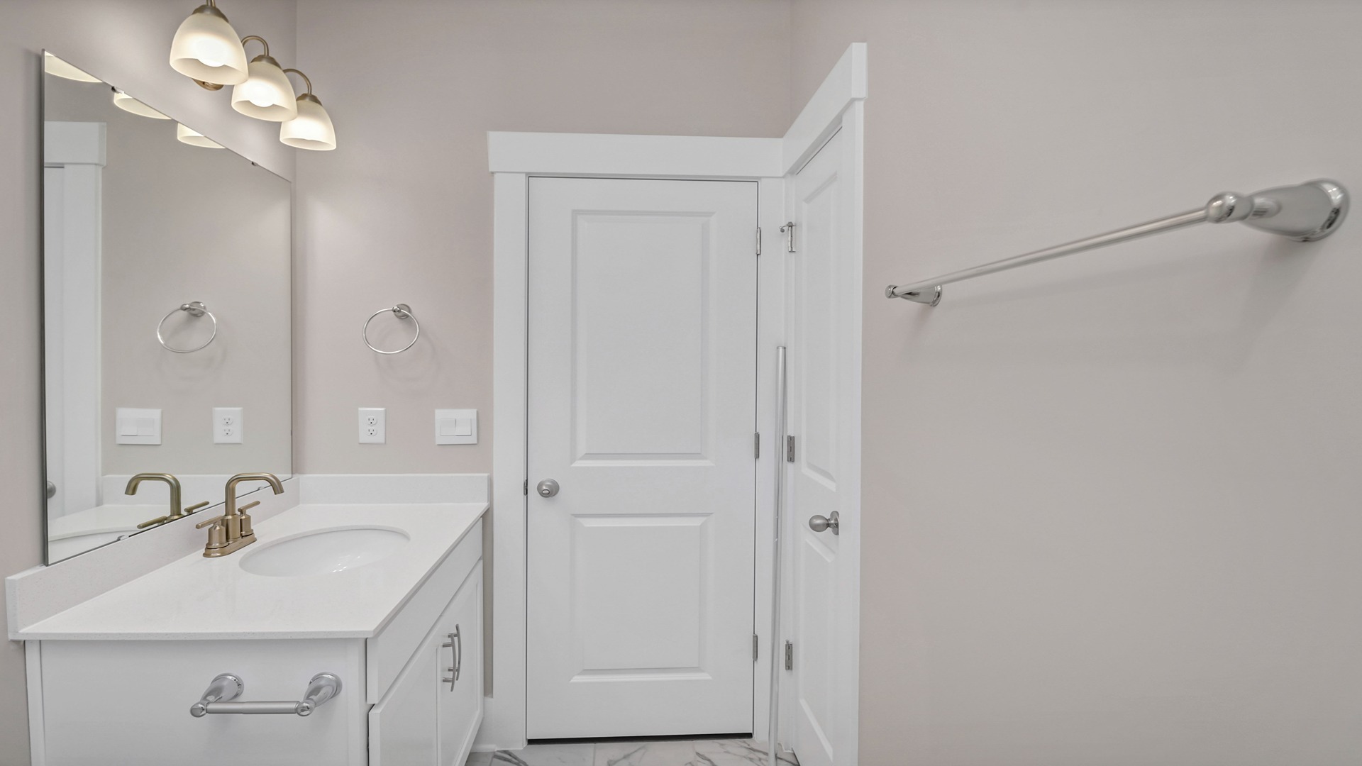 Full second bathroom in single-story home for sale in Chapin
