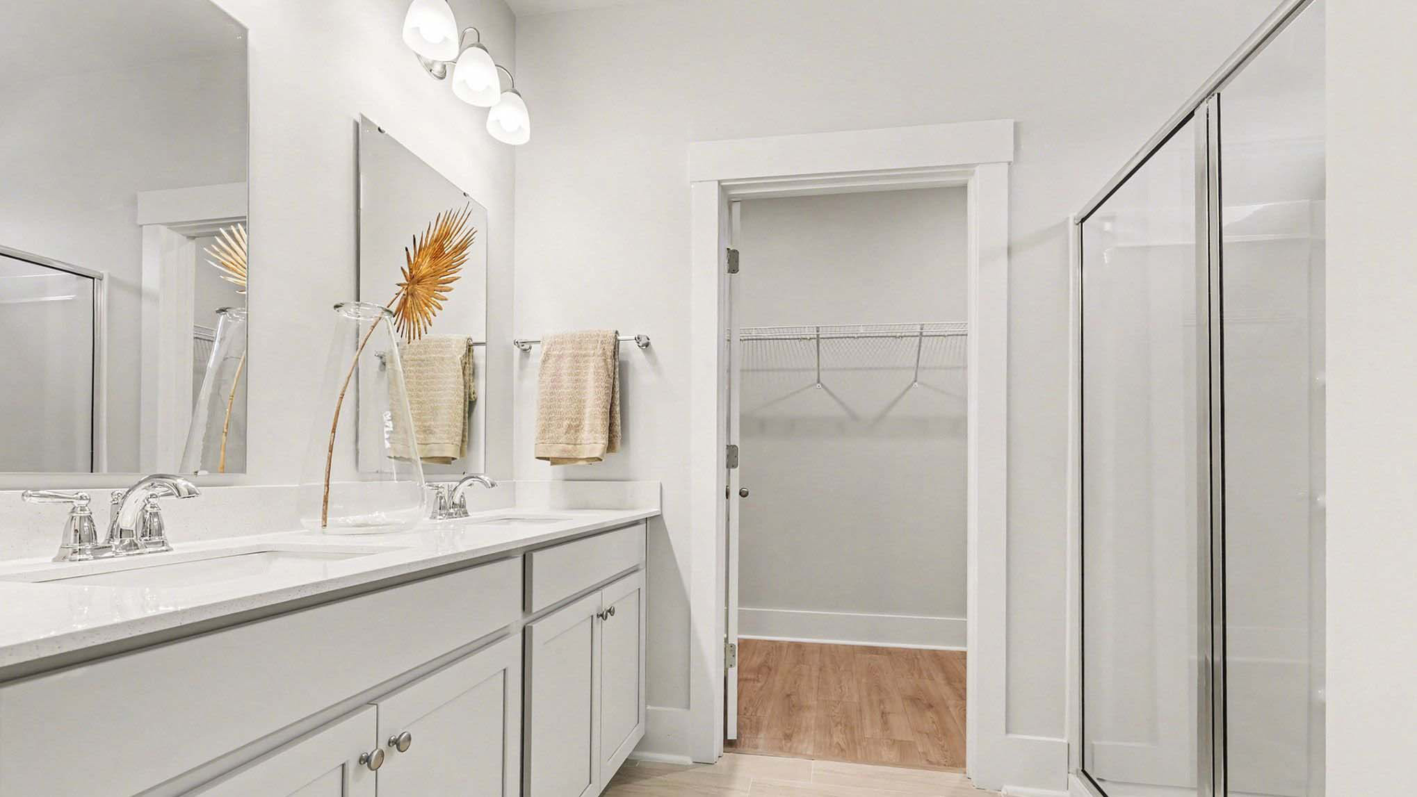 White quartz countertops in the bathrooms in Lake Tide Summit