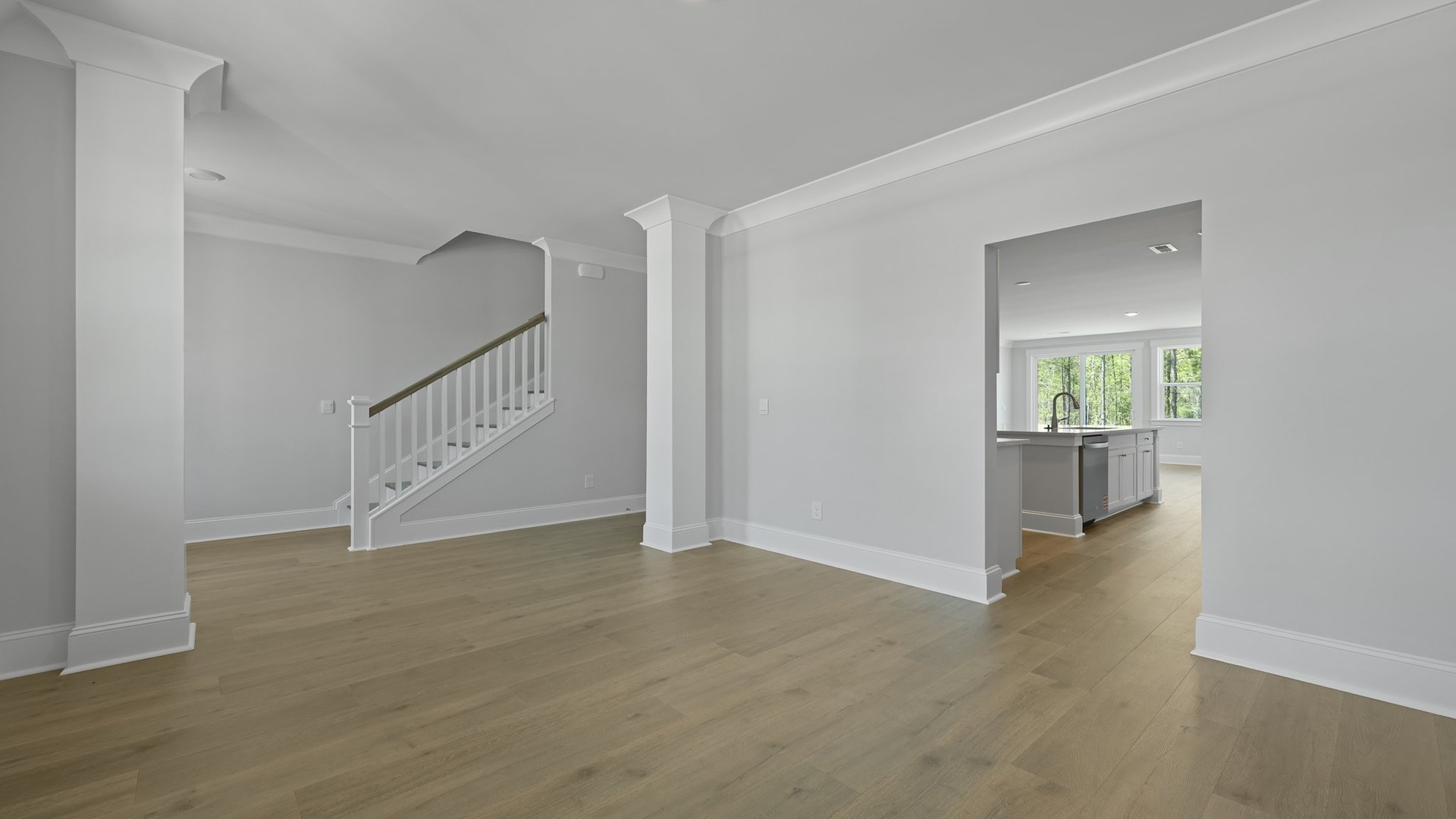 Access to foyer and kitchen from dining area