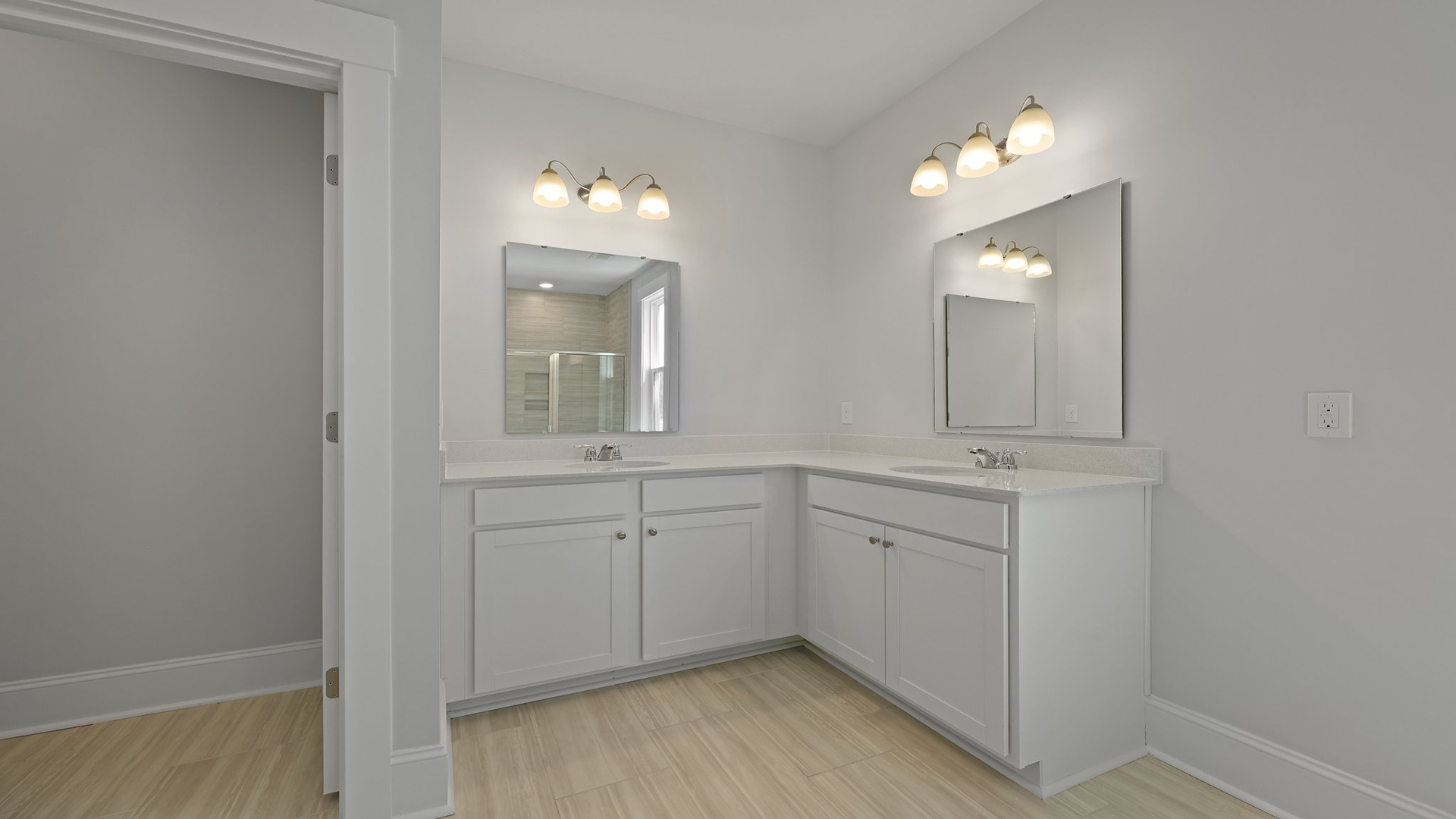 En-suite primary bathroom with 2 vanities