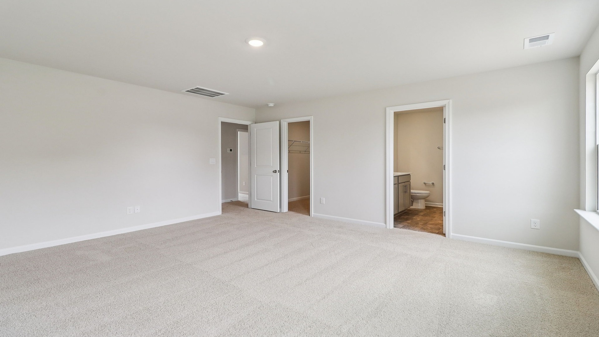 Access to en-suite primary bathroom and walk-in cloest