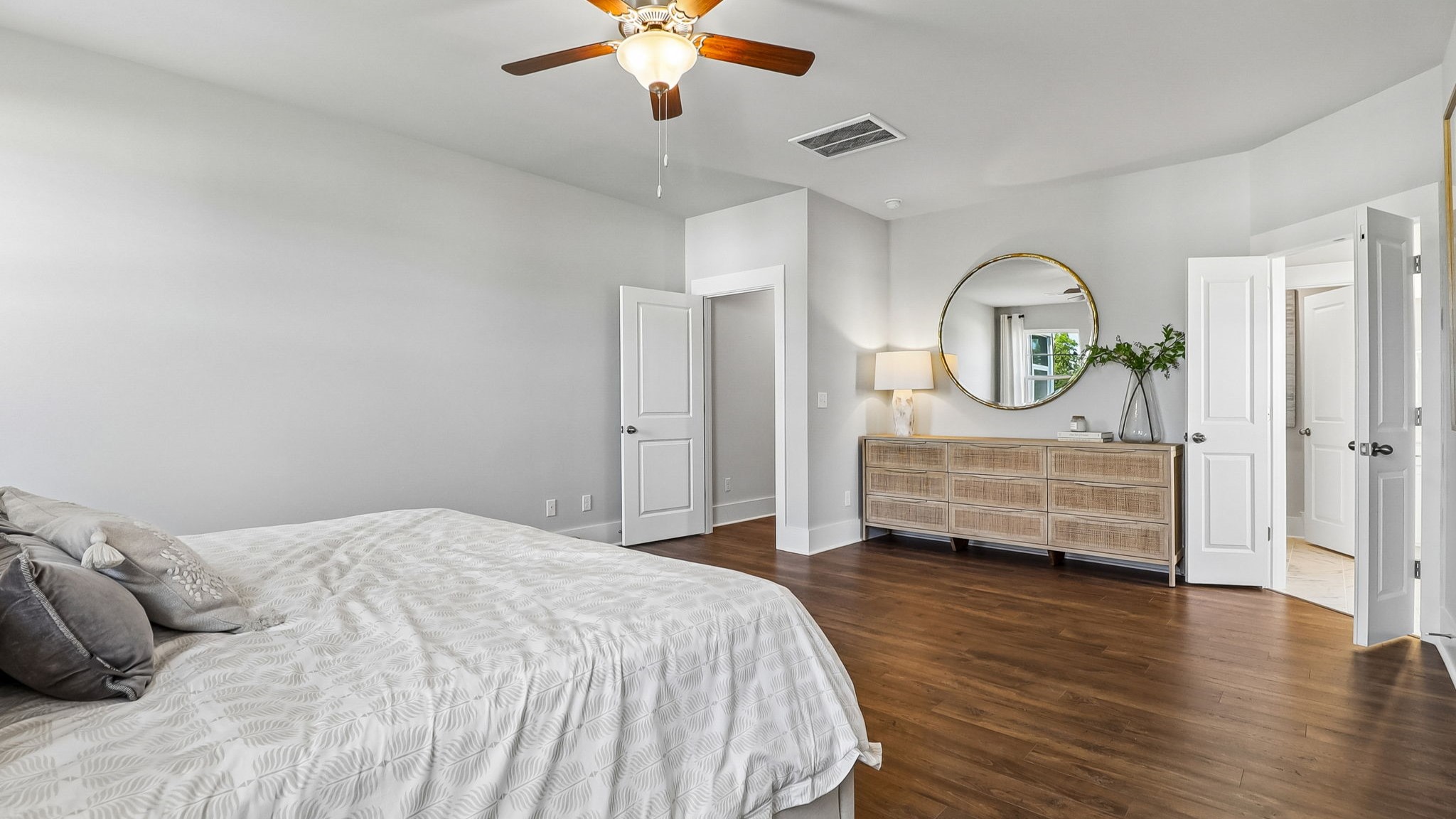 Direct access to en-suite bathroom and closet from the bedroom