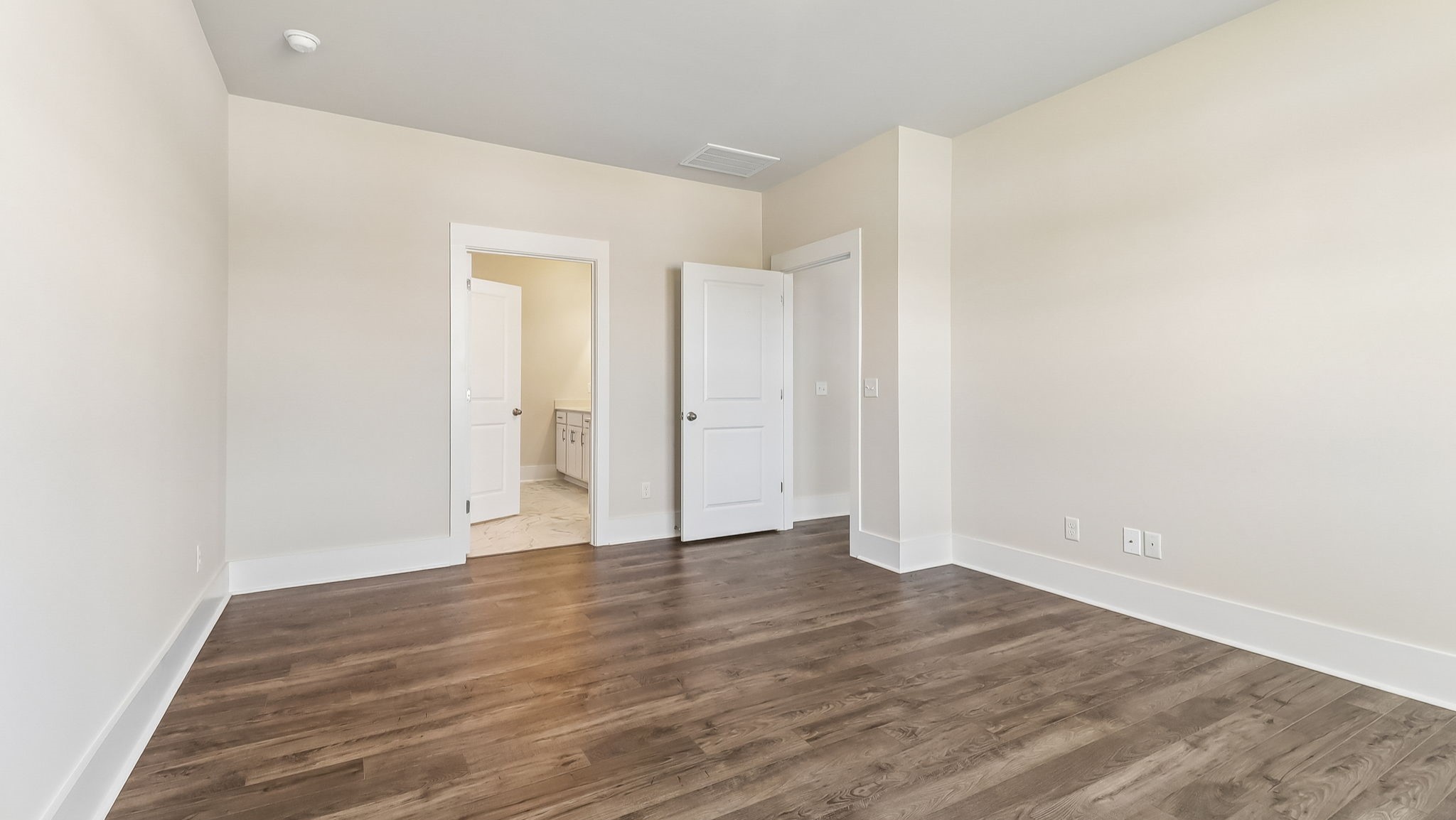 Direct access to en-suite primary bathroom and walk-in closet