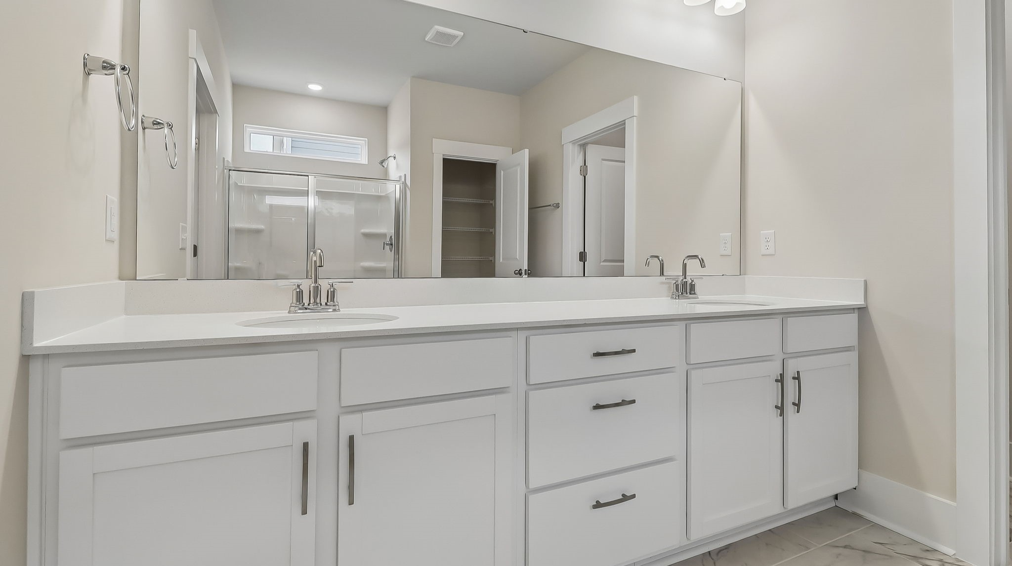 En-suite primary bathroom and 2 walk-in closets