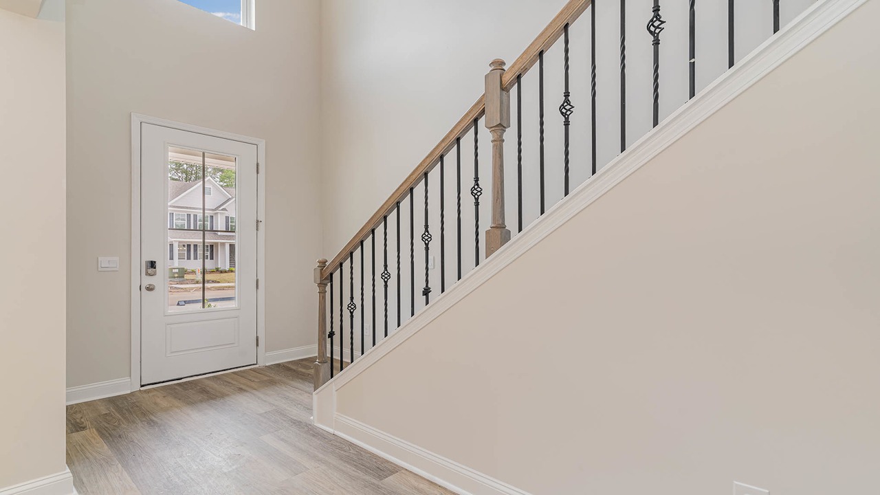 The stairway features oak tread stairs.