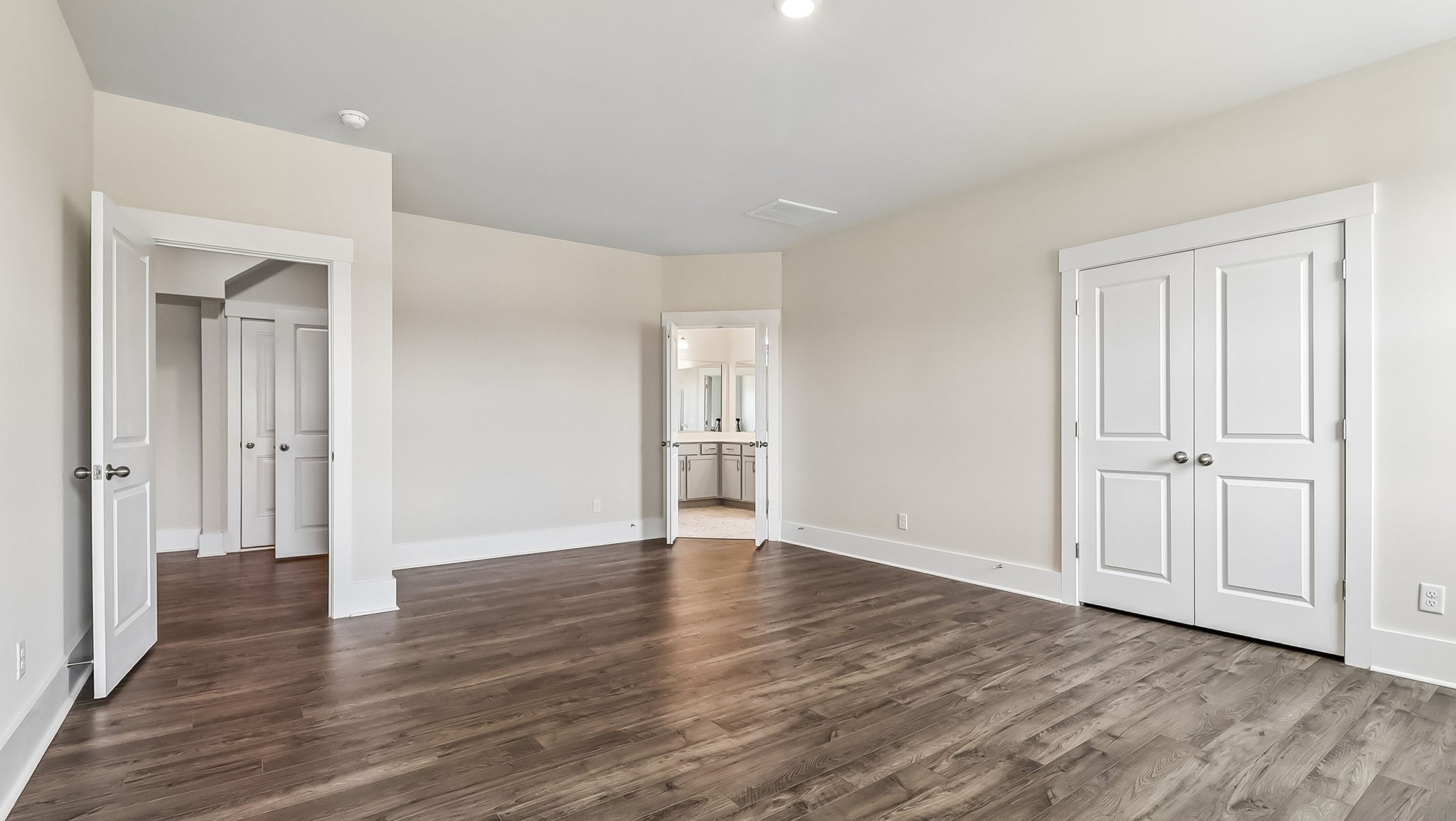 Direct access to en-suite bathroom and very large walk-in closet