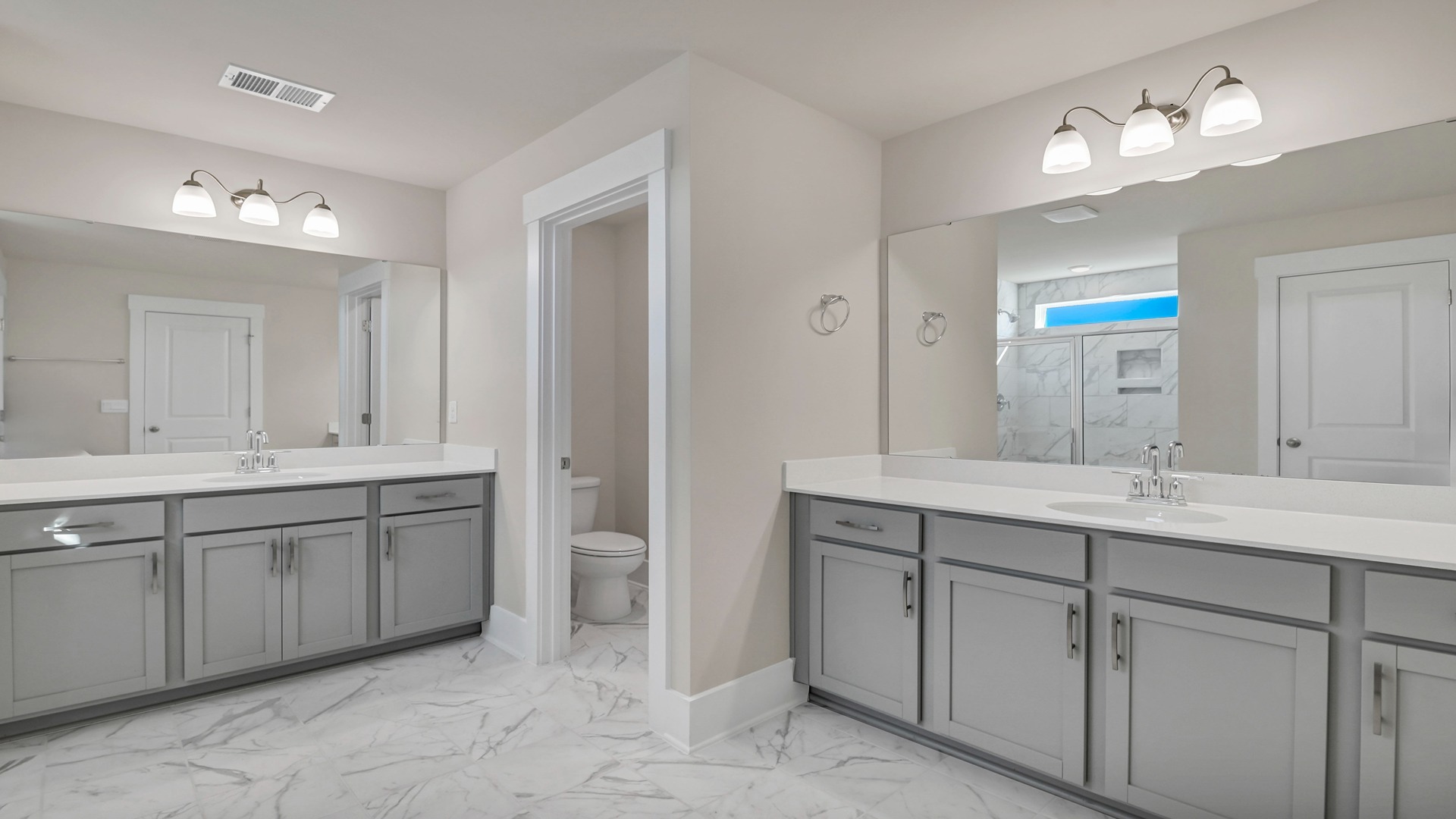 En-suite primary bathroom