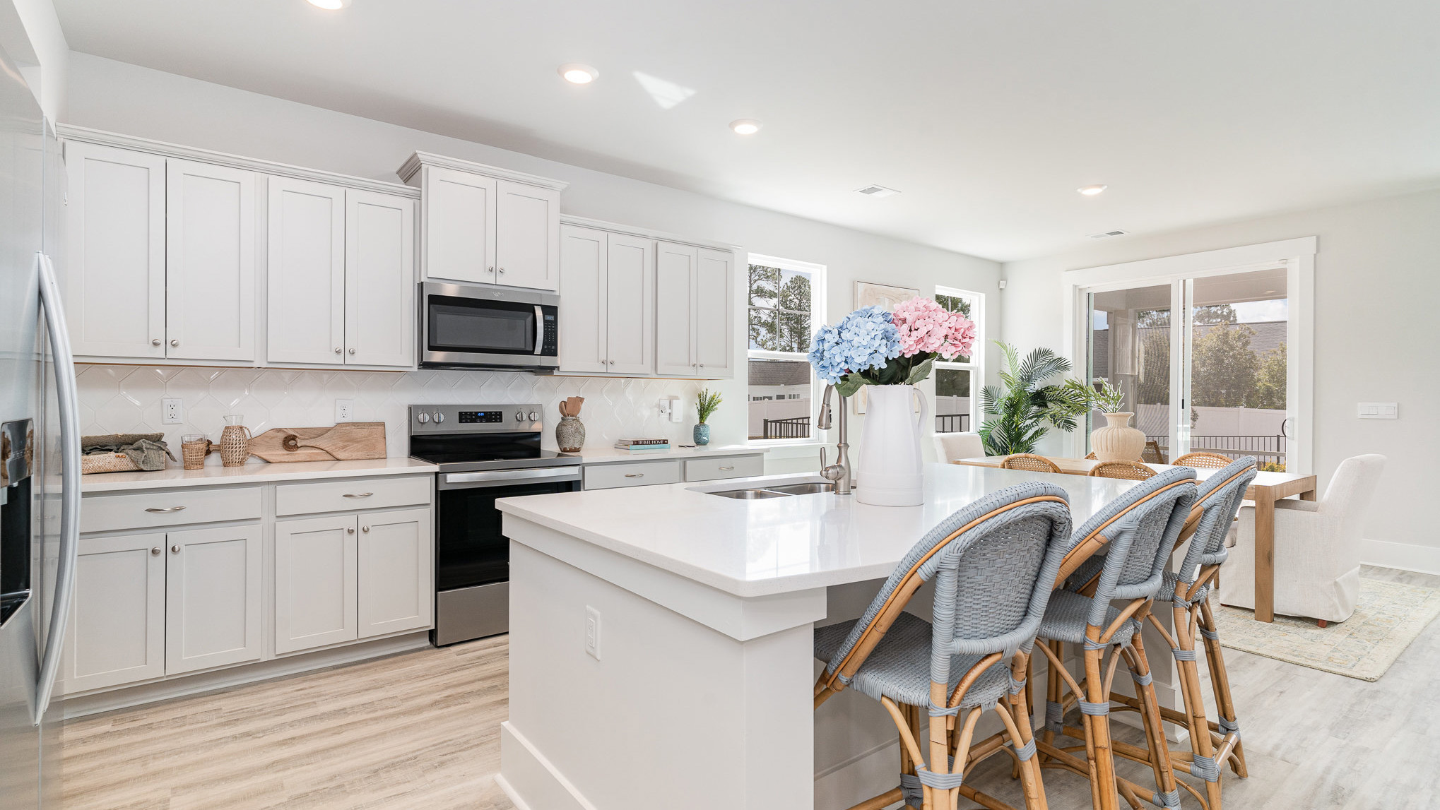 Harbor Oak kitchen with white quartz countertops