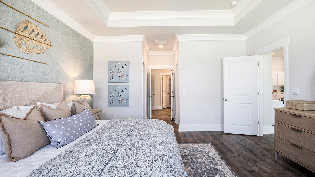 Access to en-suite bathroom and walk-in closets