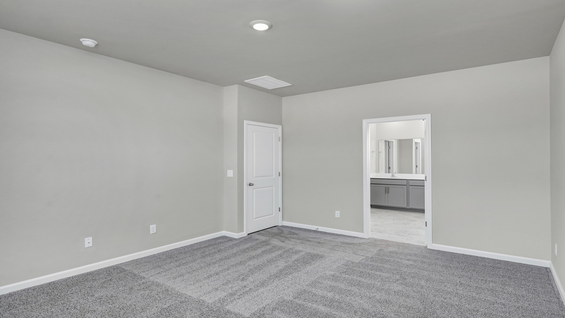 Direct access to en-suite primary bathroom and walk-in closet from the bedroom