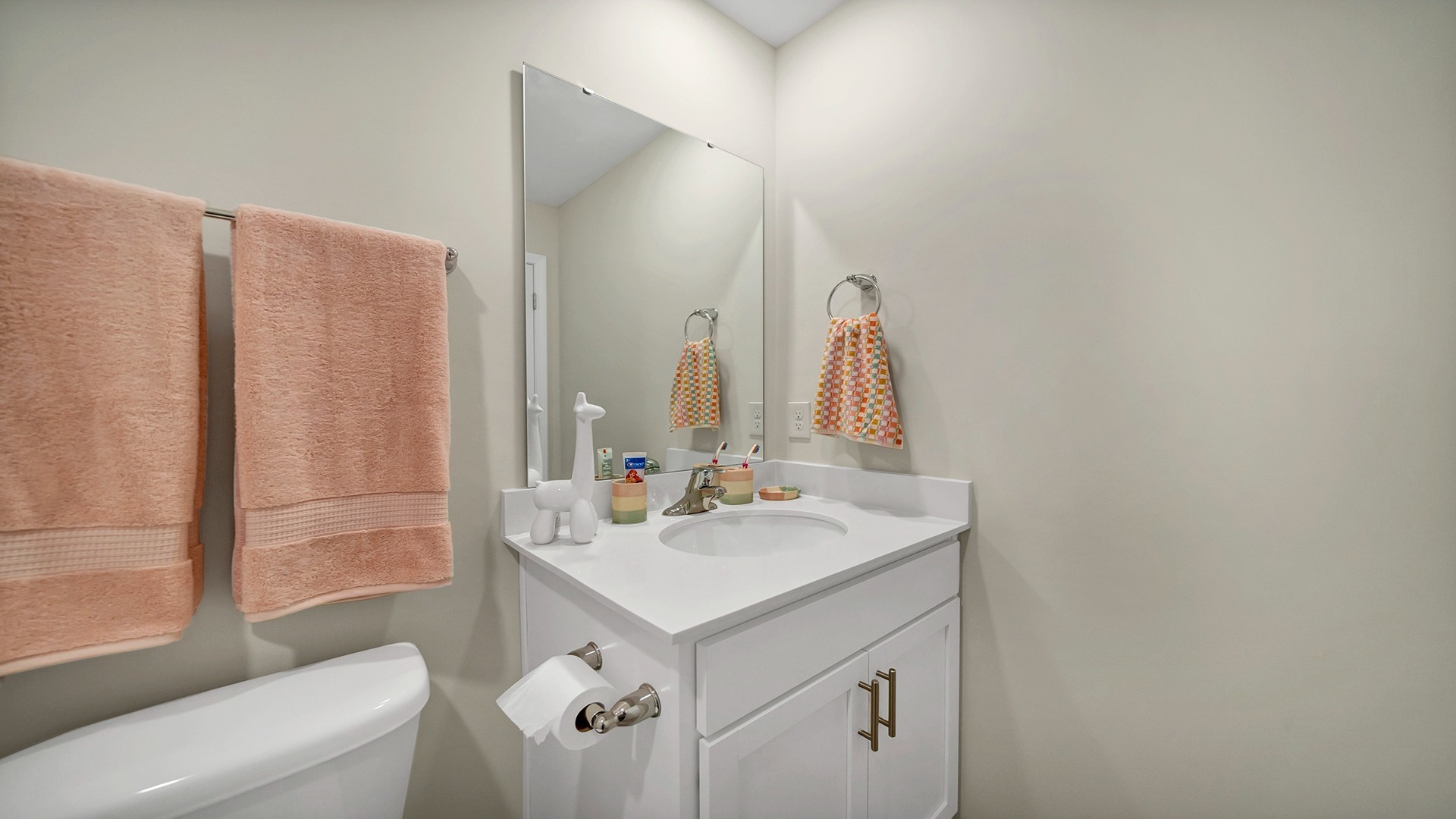 Bathroom 2 upstairs shared by the 2 secondary bedrooms