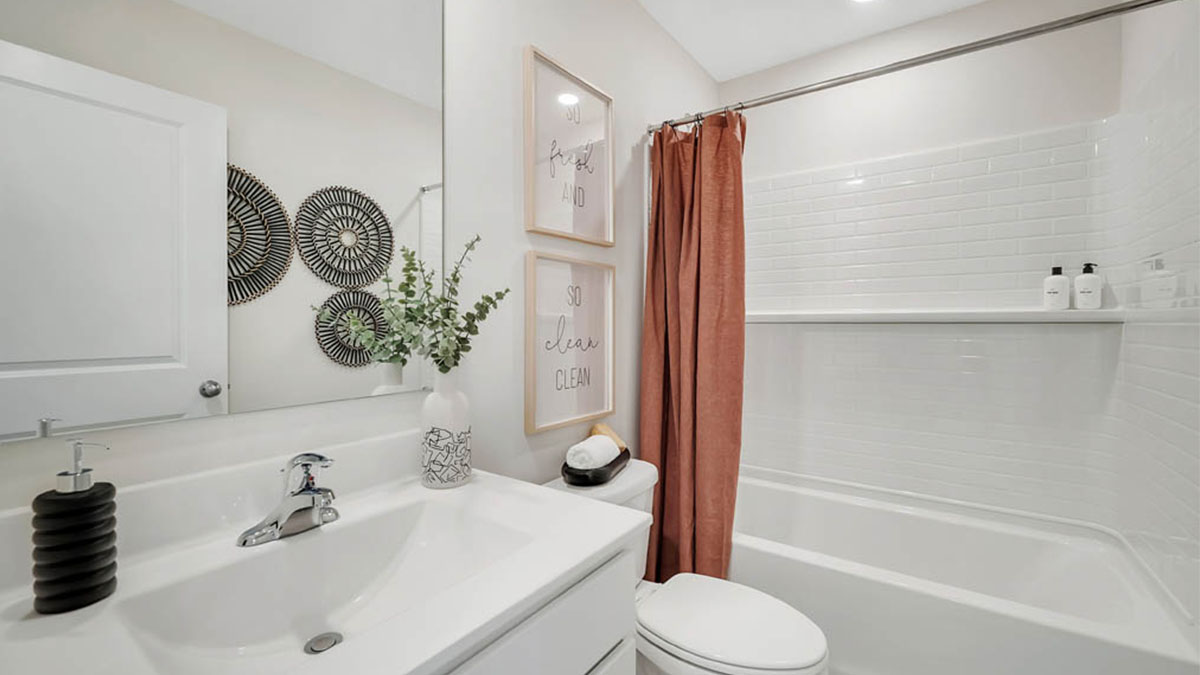 secondary full bathroom