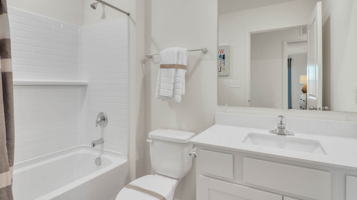 Secondary full bathroom