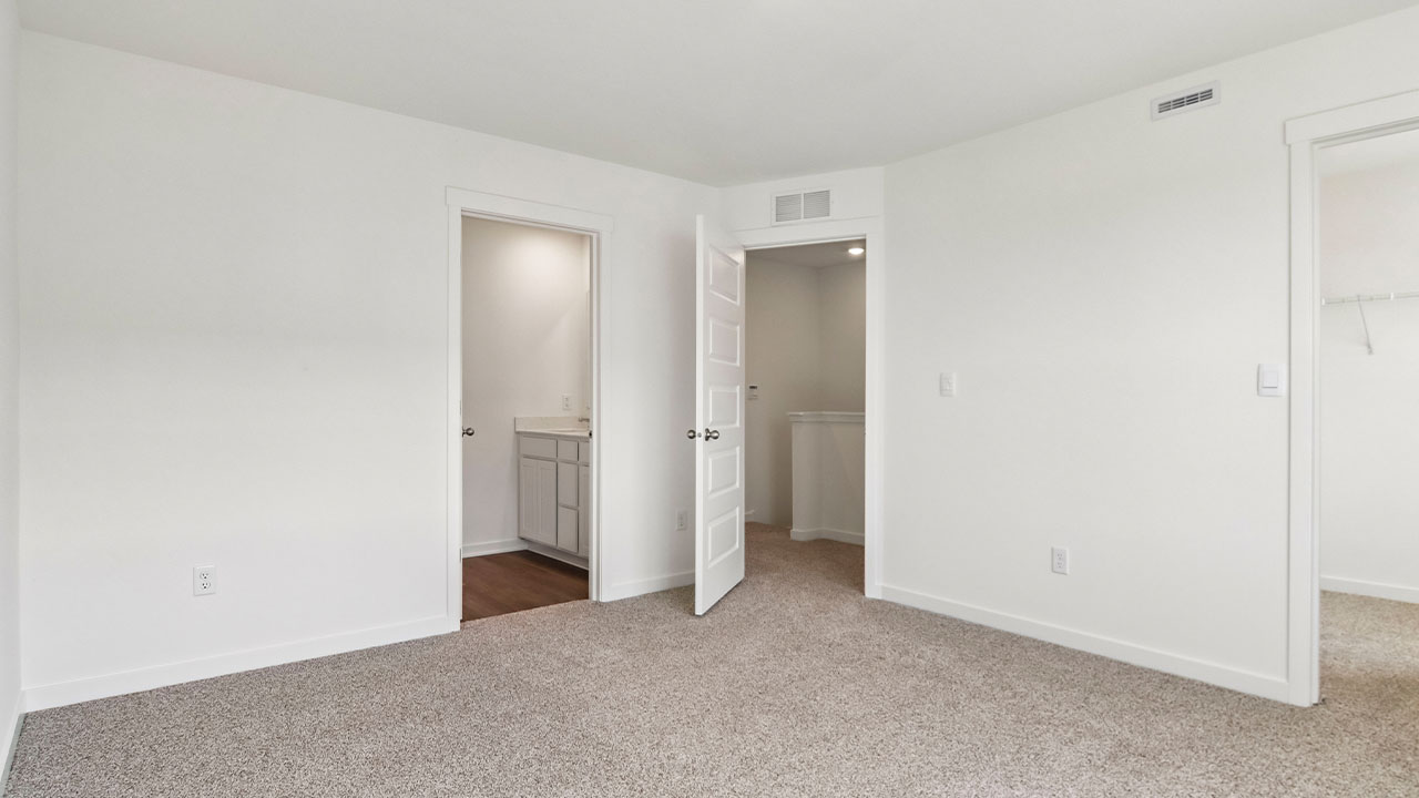 primary bedroom with carpeted flooring