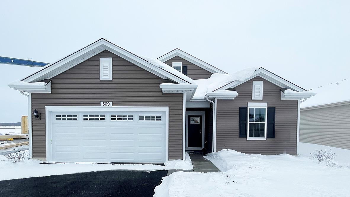exterior photo of ranch home with vinyl siding