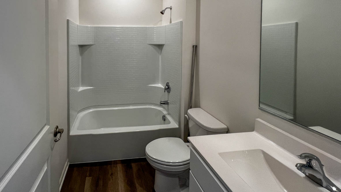 Secondary full bathroom