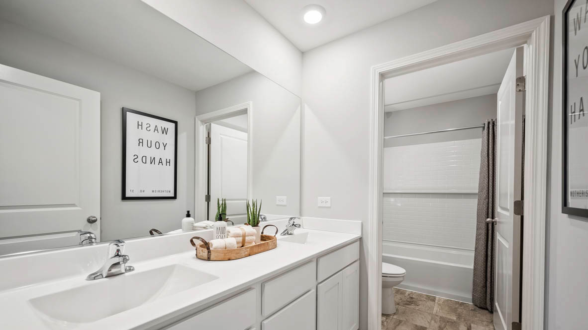 Secondary full bathroom