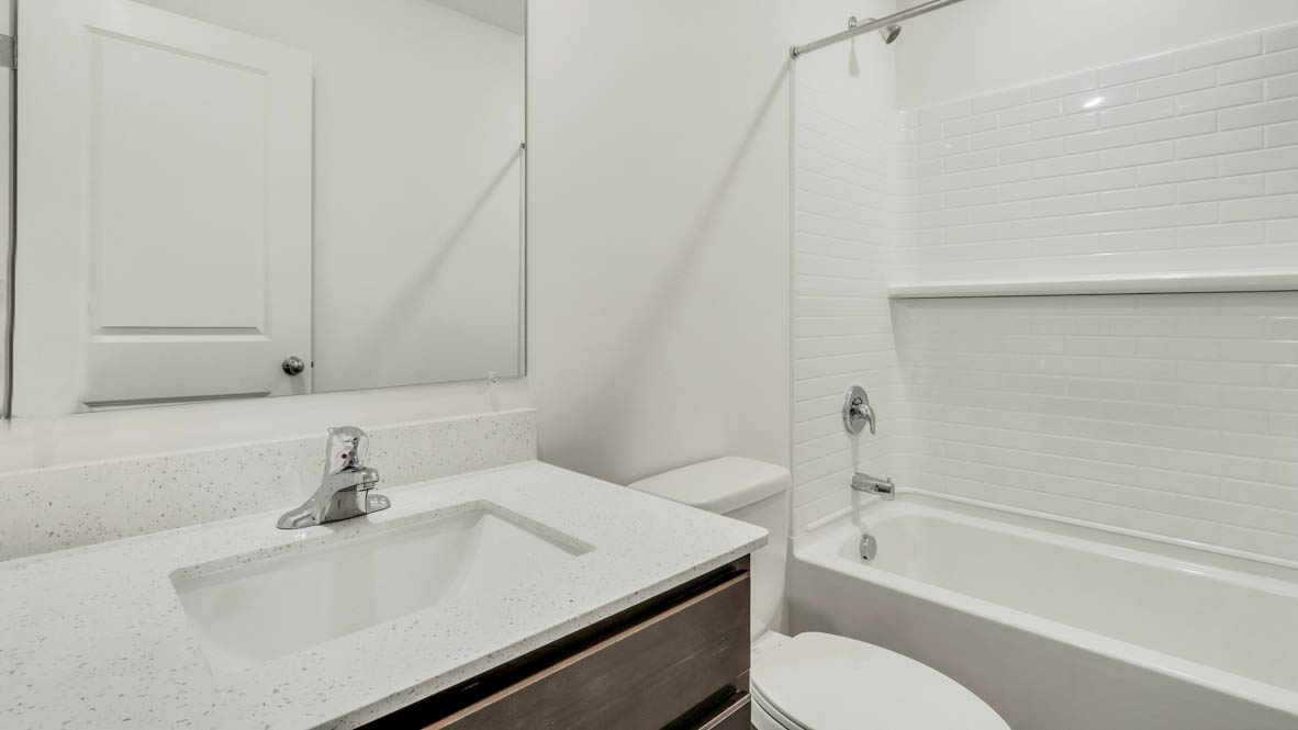 secondary full bathroom