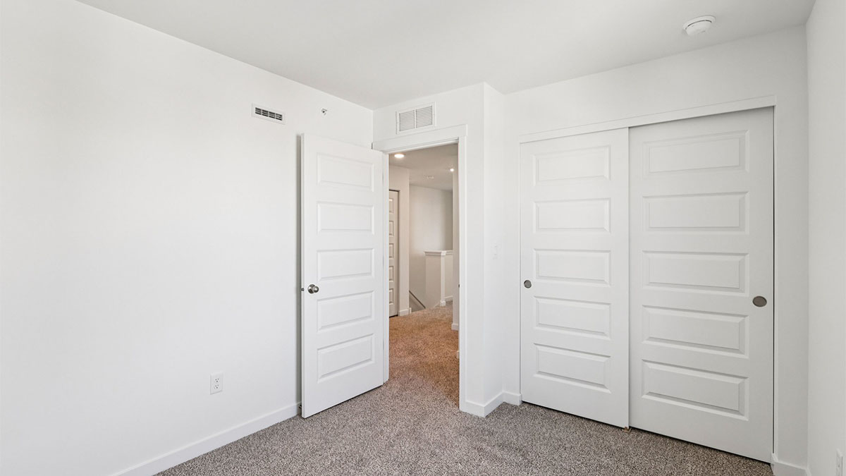 bedroom with carpet and closet