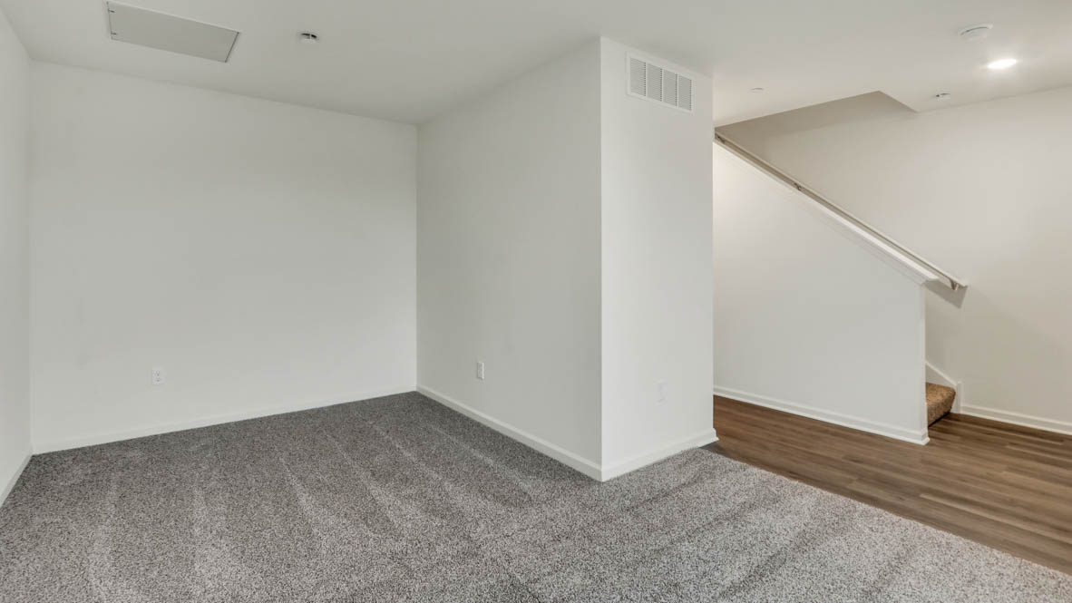 Large bonus room off of entrance