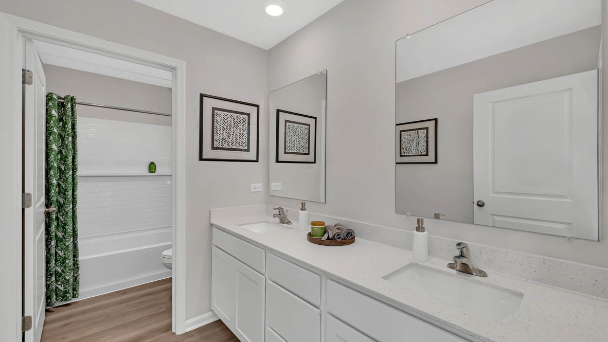 secondary full bathroom