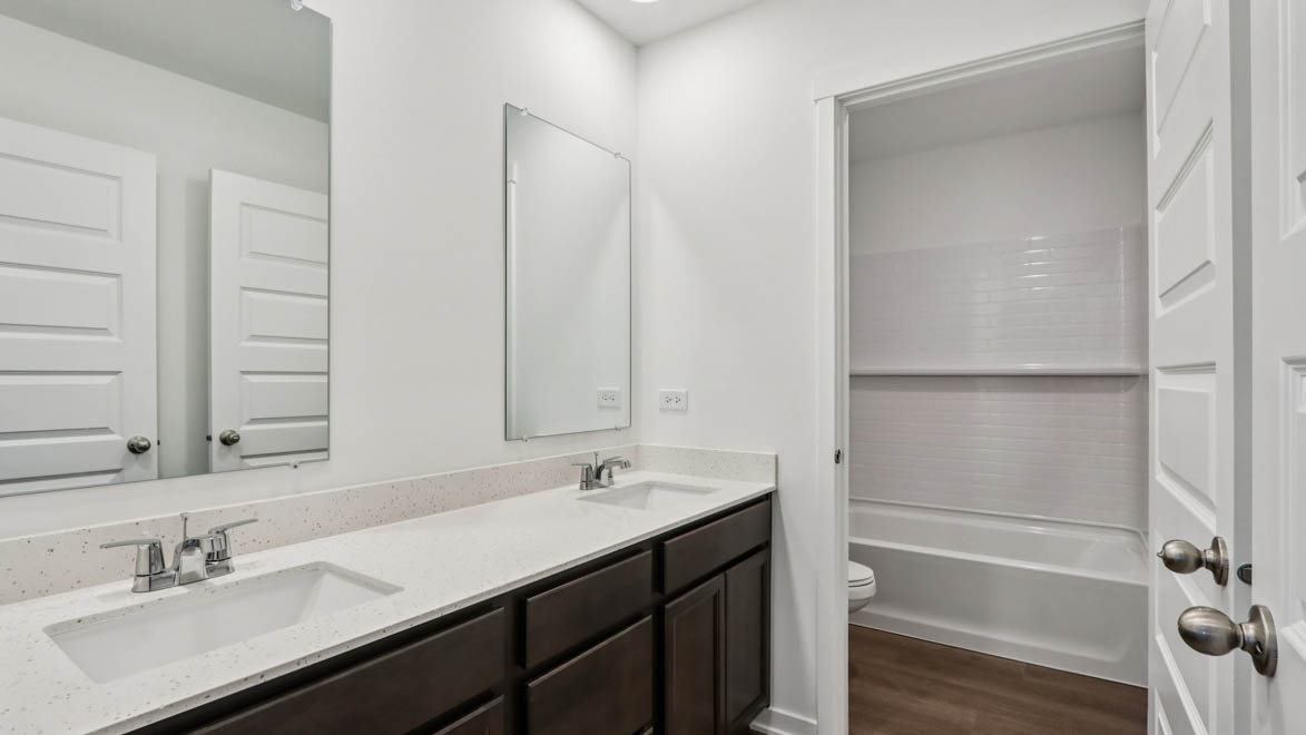 secondary full bathroom with water closet