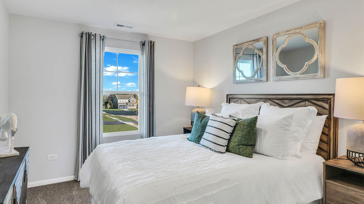 secondary bedroom with closet