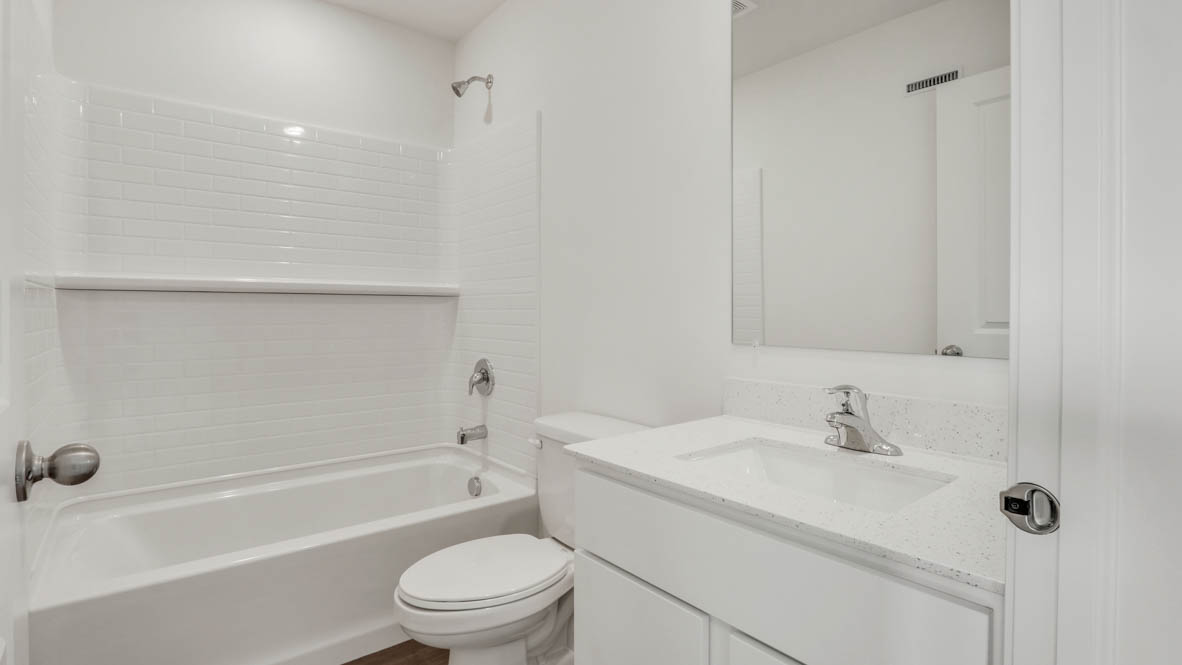 Secondary full bathroom