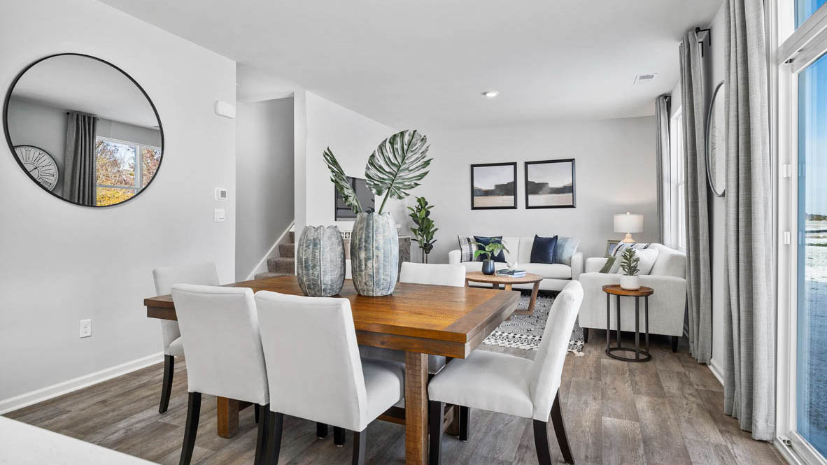 Dining area in between kitchen and living room.