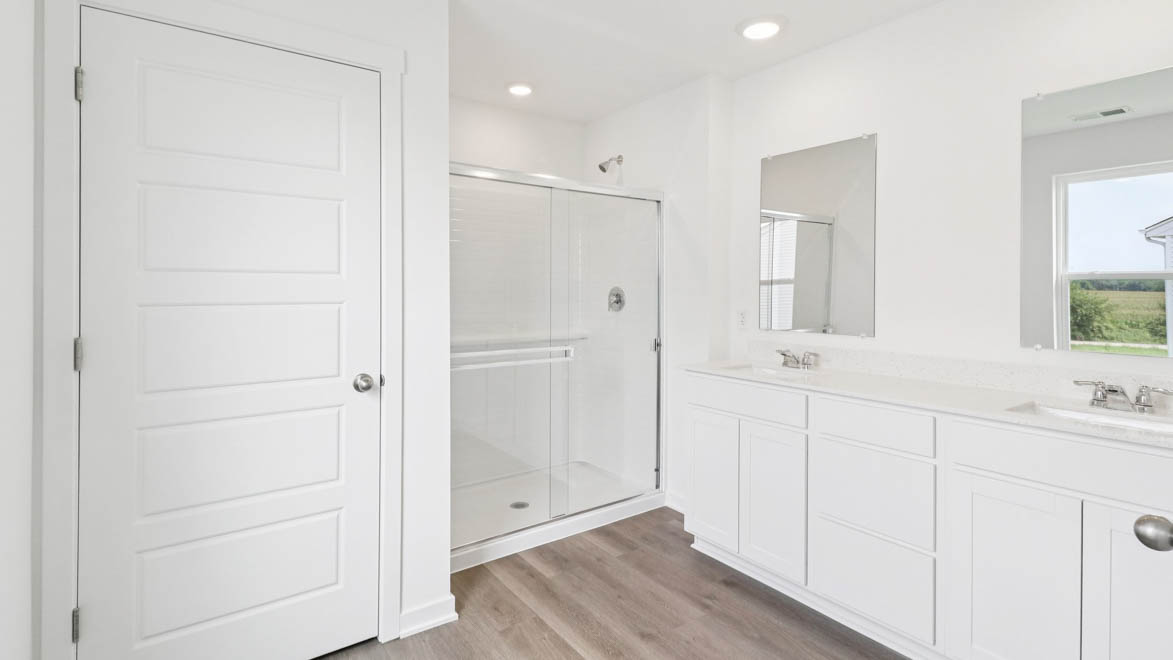 Spacious en suite with dual sinks and linen closet