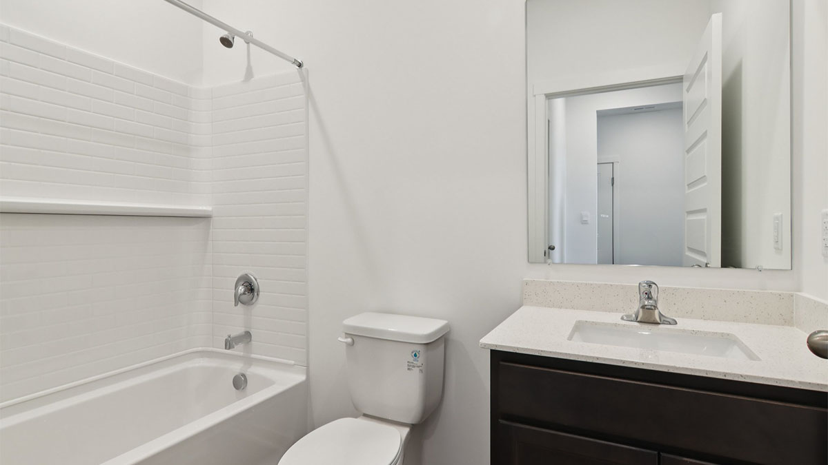 secondary full bathroom