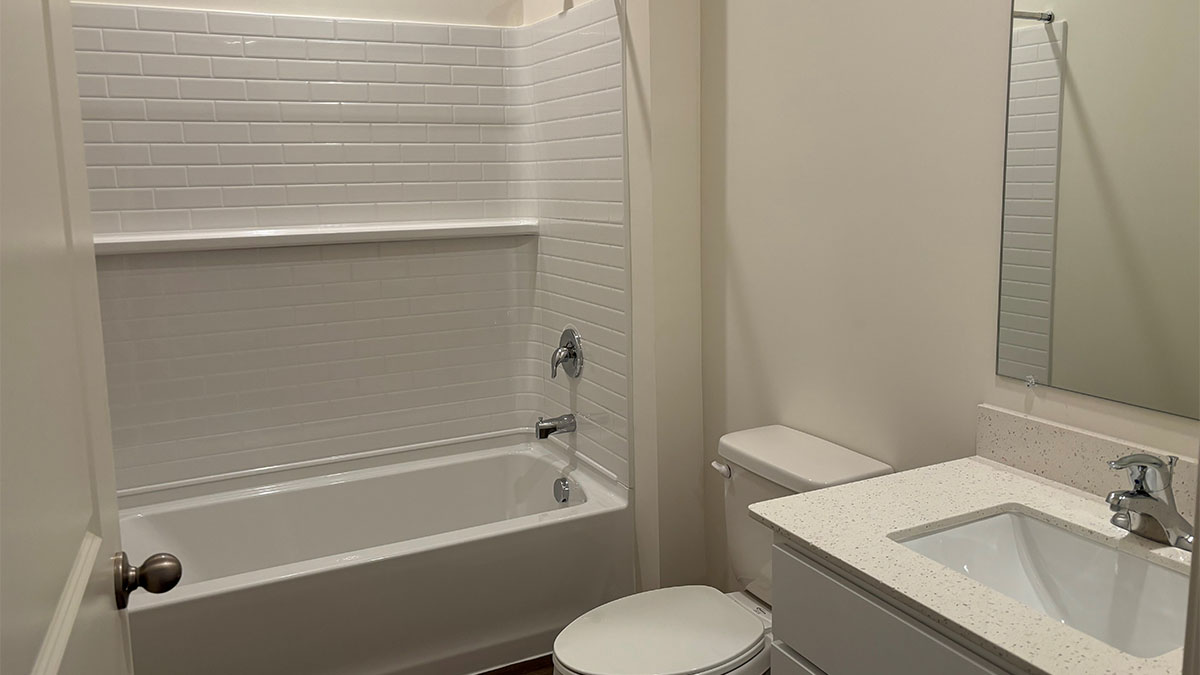 secondary full bathroom