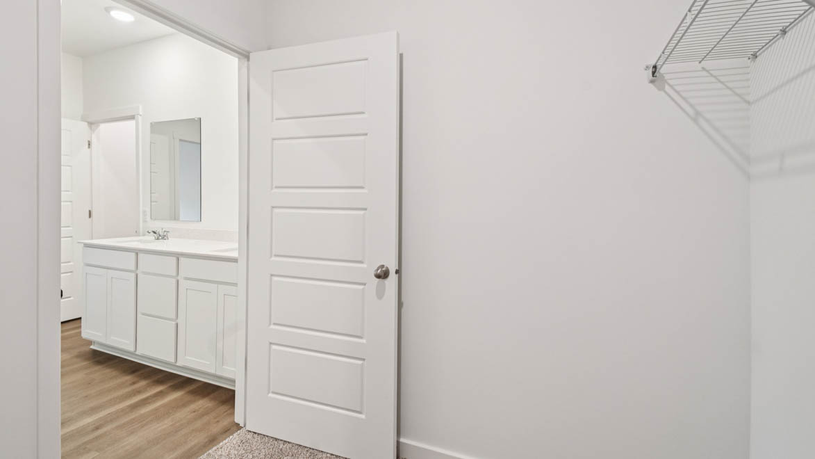 en suite walk-in closet