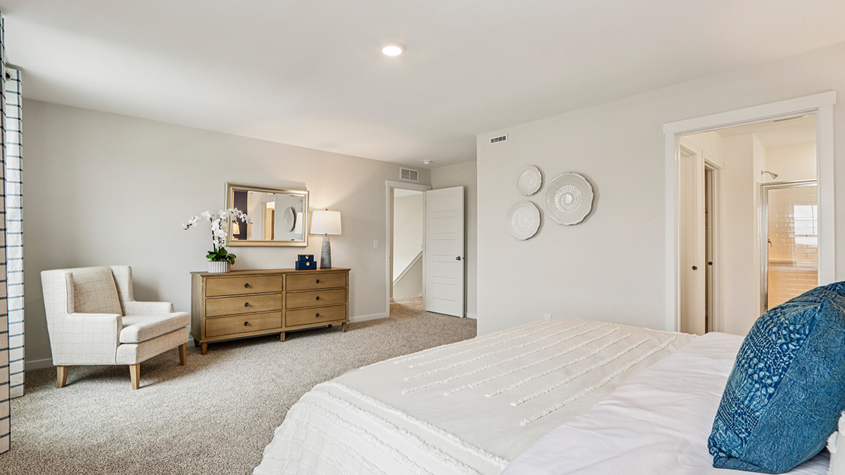 primary bedroom with carpet and en suite bathroom