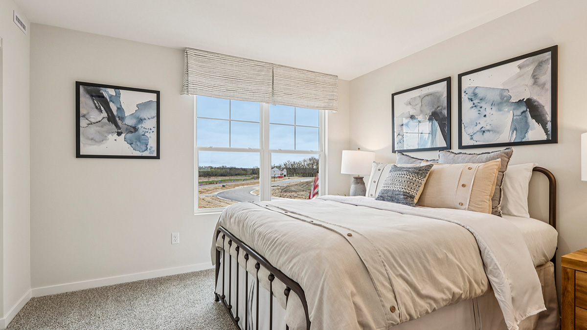 secondary bedroom with carpeted flooring and closet