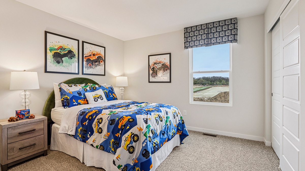 secondary bedroom with carpeted flooring and closet
