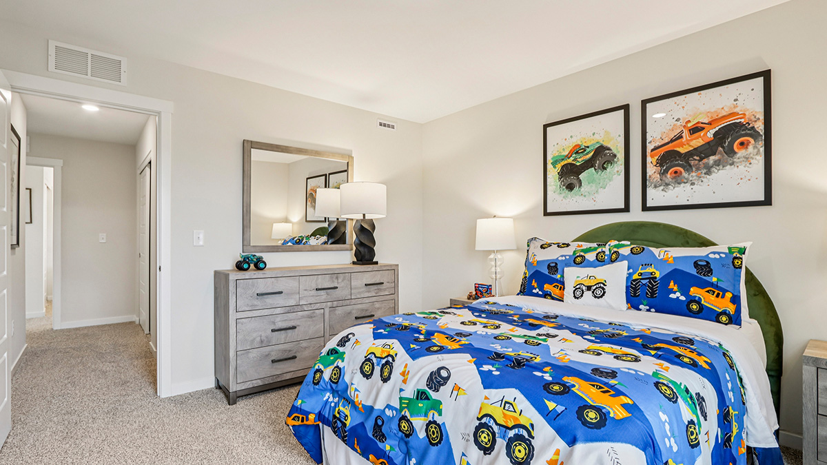 secondary bedroom with carpeted flooring and closet
