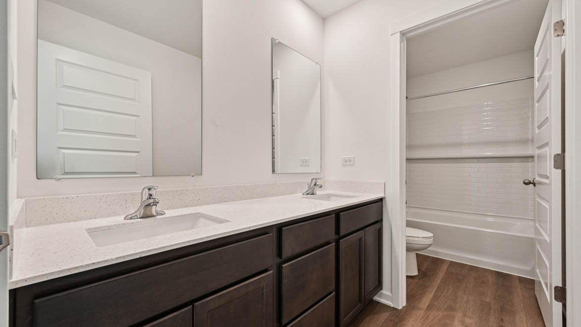 Secondary full bathroom