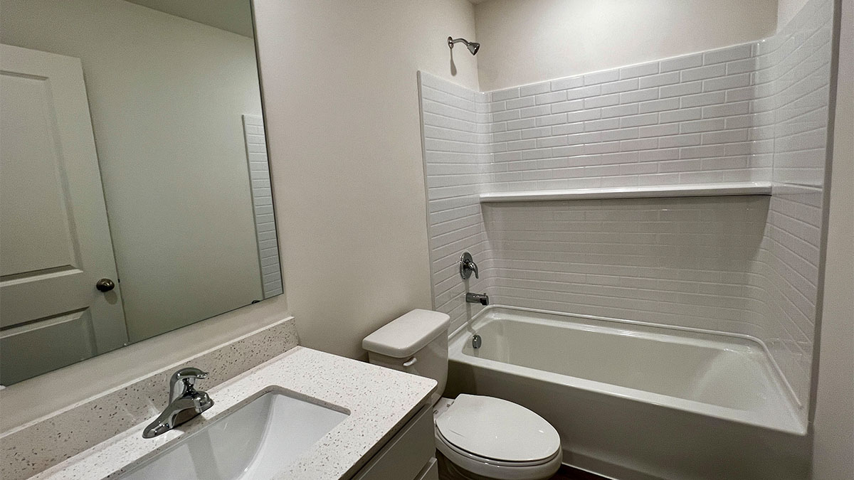 secondary full bathroom