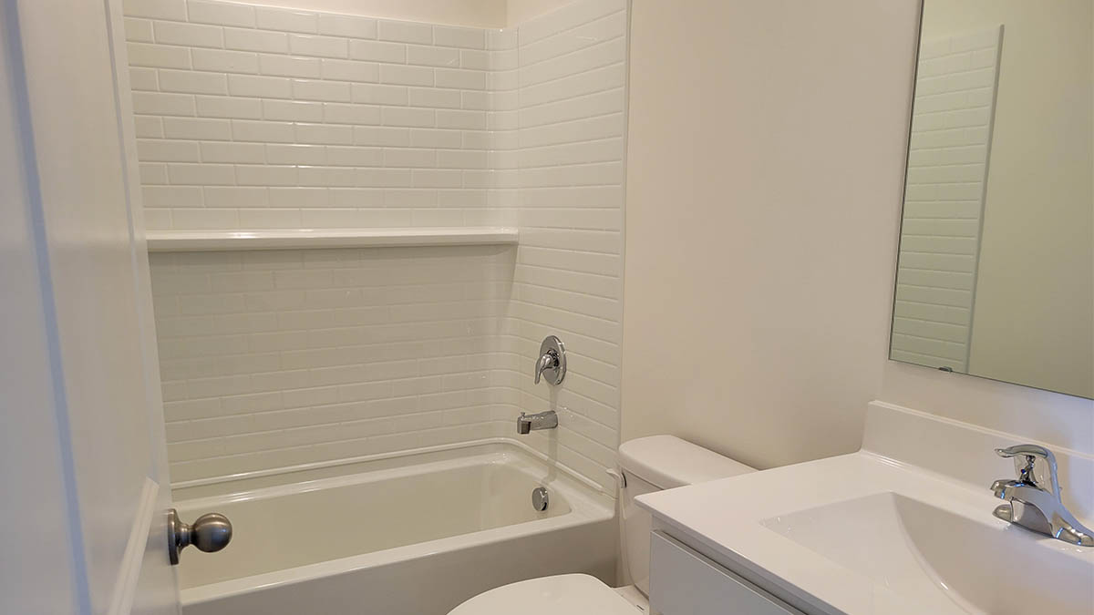 secondary full bathroom